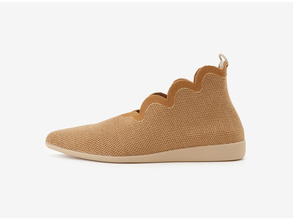 pointedboots-SCALLOP / CAMEL | Offen