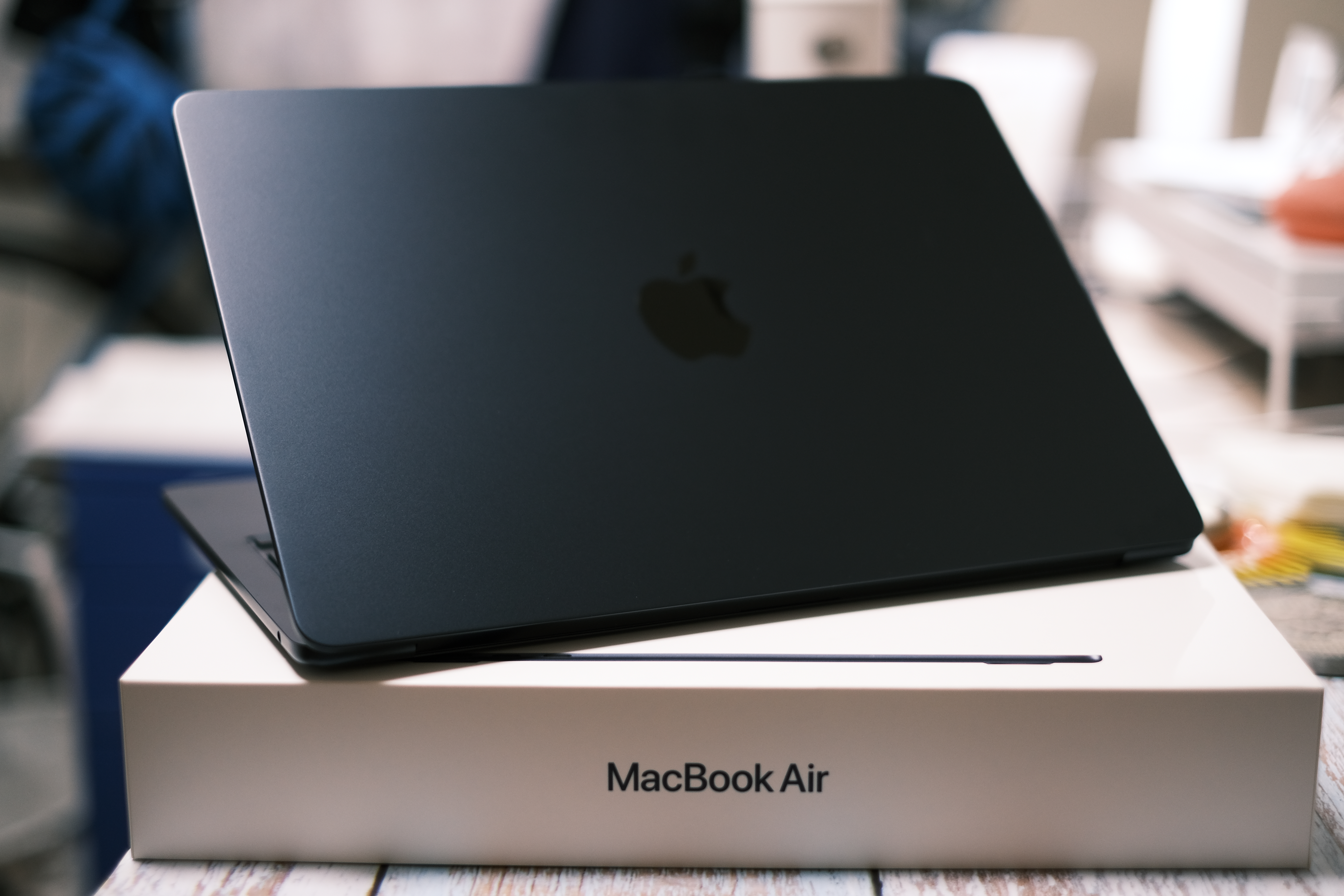 M2 MacBook Air ミッドナイト。ひとり、悦に入る心地良さ＜No 1533