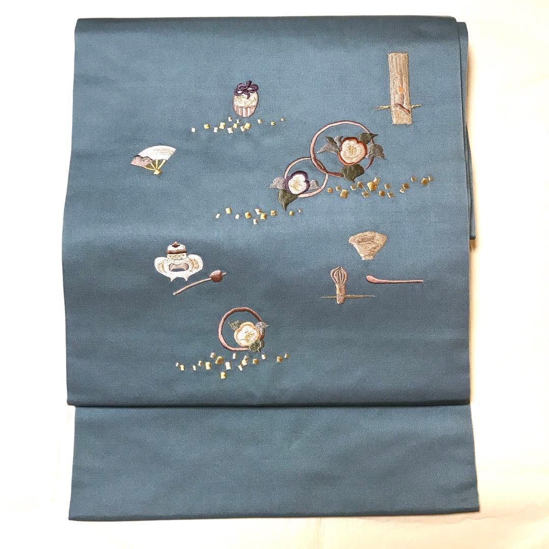 名古屋帯　刺繍　お茶道具尽くし 伝統色　湊鼠　お茶のお稽古　はんなり　可愛い⭐️ 名古屋帯 刺繍 お茶道具尽くし 伝統色 湊鼠 お茶のお稽古 はんなり
