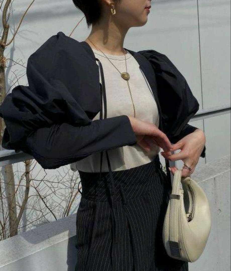 【完売品】ameri VOLUME SLEEVE BORERO Ameri（アメリ）の「VOLUME SLEEVE BOLERO（Tシャツ/カットソー）」 - WEAR