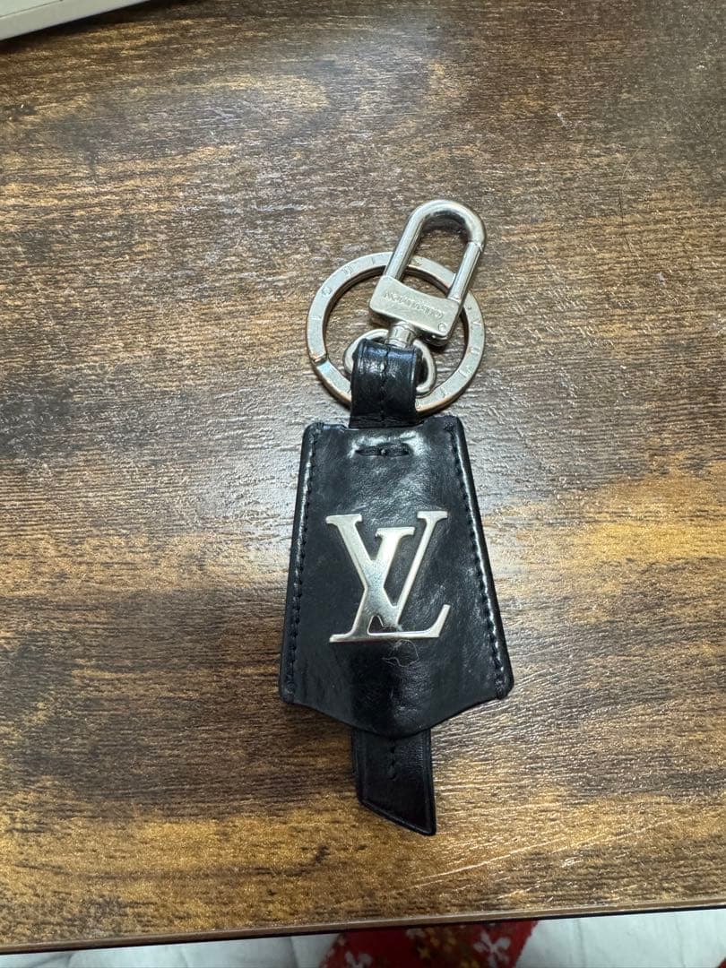 【美品】ルイヴィトン キーホルダー LV クロッシュ クレ キーリング 黒 人気 美品 ルイ ヴィトン クロッシュ クレ キーリング 正規品 鑑定済
